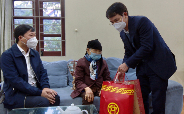 Phó Chủ tịch UBND Thành phố Nguyễn Trọng Đông thăm và tặng quà gia đình chính sách xã Thanh Lâm - Ảnh 2.