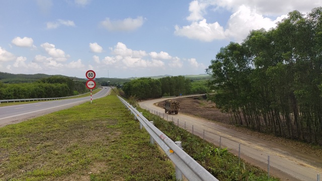 Không thể mở đường gom, người dân gặp khó khi khai thác đất rừng dọc tuyến cao tốc La Sơn - Túy Loan - Ảnh 2.