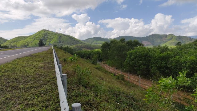 Không thể mở đường gom, người dân gặp khó khi khai thác đất rừng dọc tuyến cao tốc La Sơn - Túy Loan - Ảnh 1.