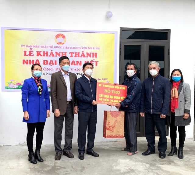 Bí thư Huyện ủy Nguyễn Thanh Liêm trao nhà Đại đoàn kết cho hộ cận nghèo có hoàn cảnh khó khăn của xã Đại Thịnh - Ảnh 1.