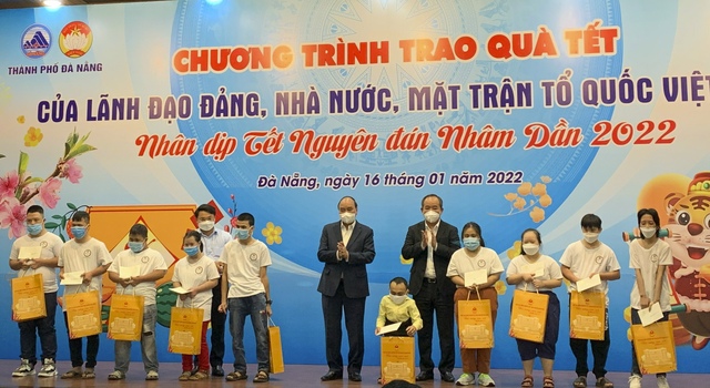 Chủ tịch nước Nguyễn Xuân Phúc trao quà Tết cho các hộ nghèo tại Đà Nẵng - Ảnh 1.