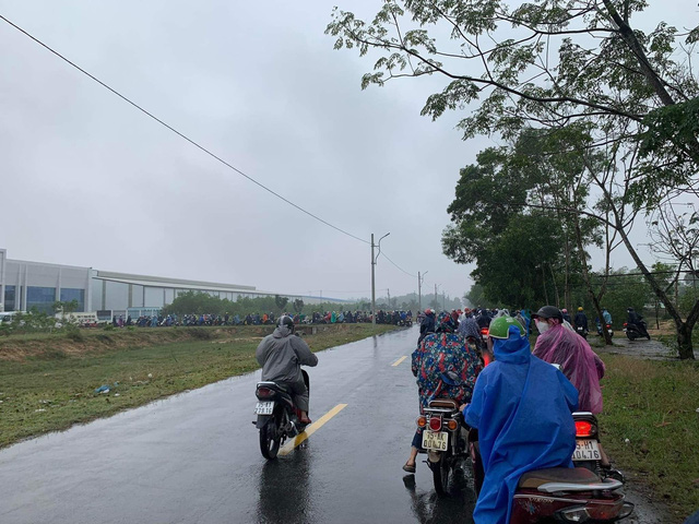 Thừa Thiên Huế: Công nhân đội mưa đòi quyền lợi ngày cuối năm - Ảnh 1.