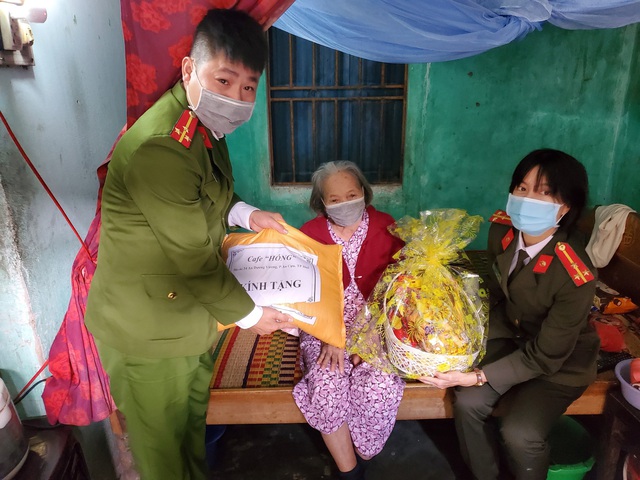 Công an gói bánh chưng, tặng các gia đình khó khăn dịp Tết Nguyên đán - Ảnh 2.