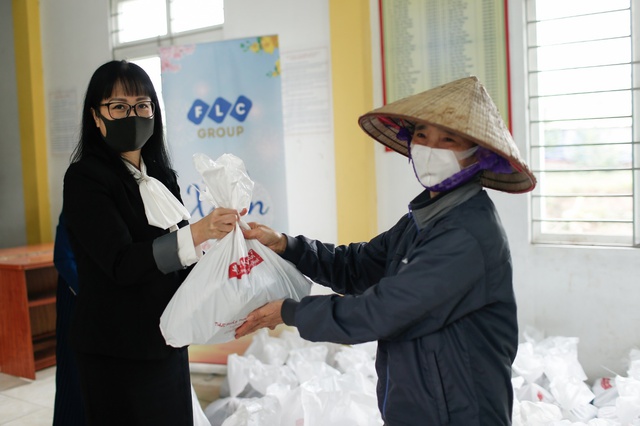 Tập đoàn FLC trao tặng hàng ngàn suất quà Tết tại Vĩnh Thịnh - Ảnh 3.