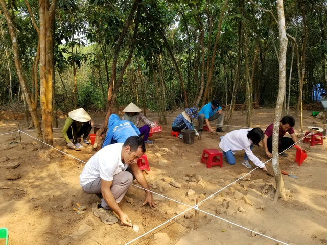 Federico Barocco (trái) tập huấn cho các học viên Trung tâm Giáo dục dạy nghề về trùng tu và bảo tồn di sản văn hóa ở Mỹ Sơn (huyện Duy Xuyên, tỉnh Quảng Nam) năm 2018.