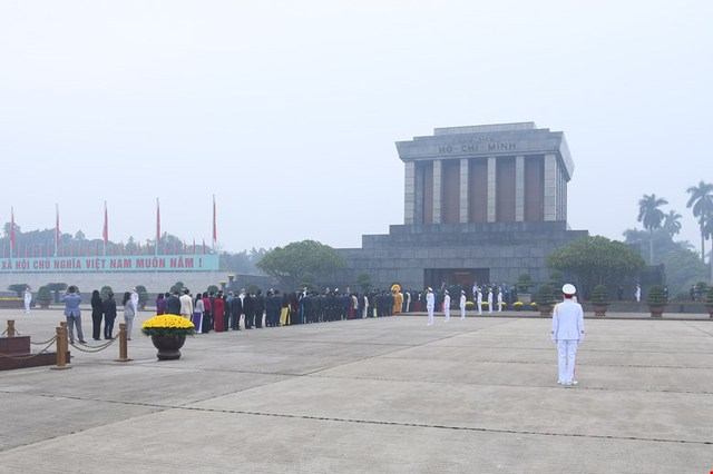 Hình ảnh các đại biểu Quốc hội vào Lăng viếng Chủ tịch Hồ Chí Minh - Ảnh 7.
