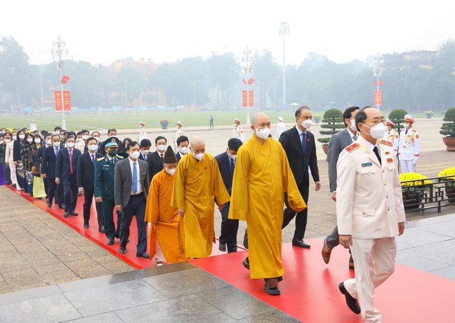 Hình ảnh các đại biểu Quốc hội vào Lăng viếng Chủ tịch Hồ Chí Minh - Ảnh 4.