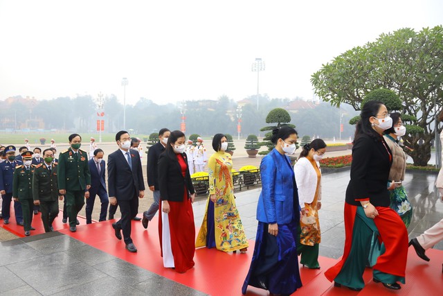 Hình ảnh các đại biểu Quốc hội vào Lăng viếng Chủ tịch Hồ Chí Minh - Ảnh 5.