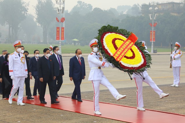 Hình ảnh các đại biểu Quốc hội vào Lăng viếng Chủ tịch Hồ Chí Minh - Ảnh 3.