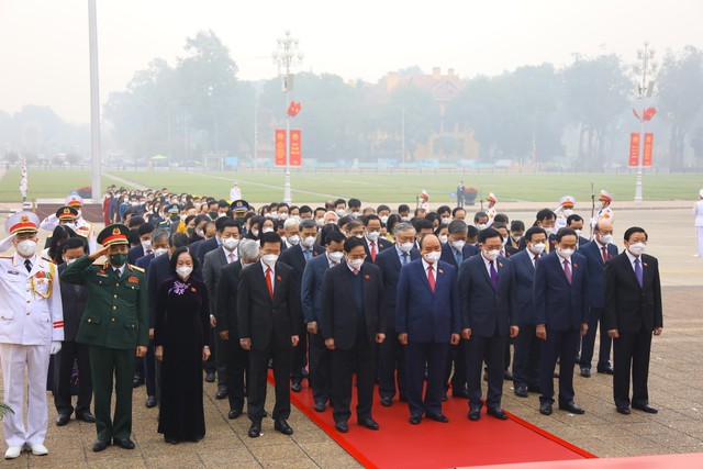 Hình ảnh các đại biểu Quốc hội vào Lăng viếng Chủ tịch Hồ Chí Minh - Ảnh 2.