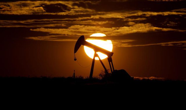 OPEC+ quyết định bơm thêm hàng trăm thùng dầu/ngày trong tháng Hai - Ảnh 1.