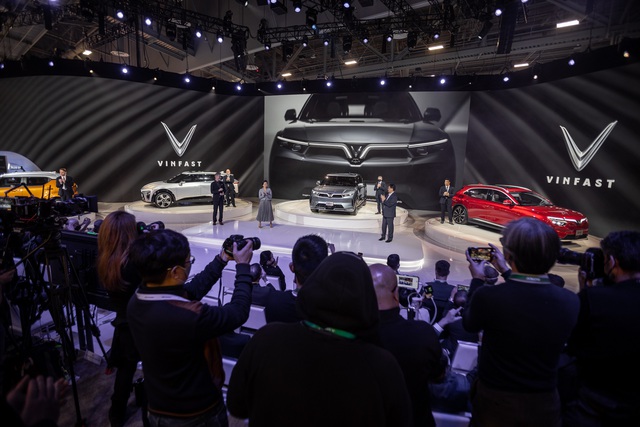 VinFast công bố dừng sản xuất xe xăng, chuyển hẳn sang sản xuất xe thuần điện từ cuối năm 2022 - Ảnh 2.