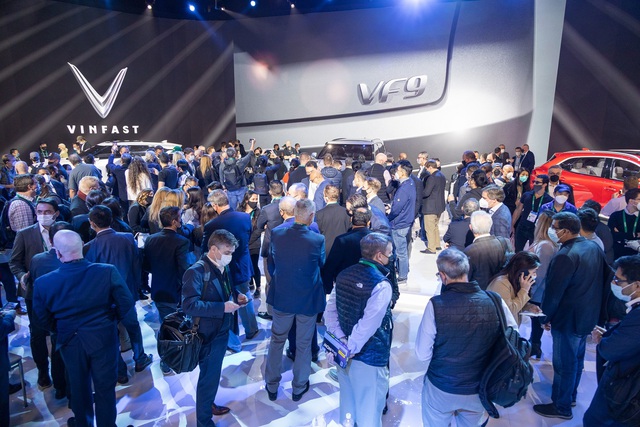 VinFast công bố dừng sản xuất xe xăng, chuyển hẳn sang sản xuất xe thuần điện từ cuối năm 2022 - Ảnh 1.