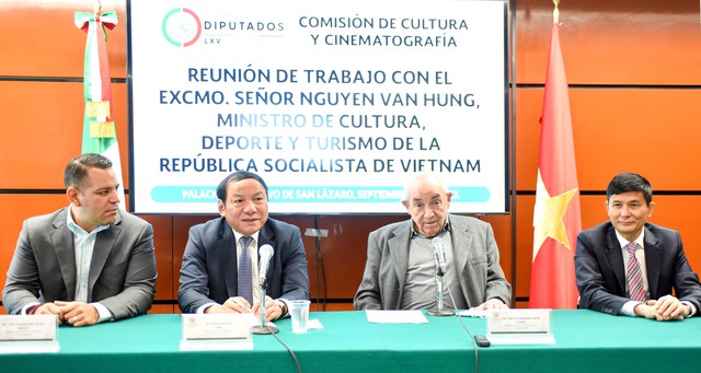 Bộ trưởng Nguyễn Văn Hùng làm việc với Chủ nhiệm Ủy ban Hạ viện Mexico về văn hóa và điện ảnh - Ảnh 2.