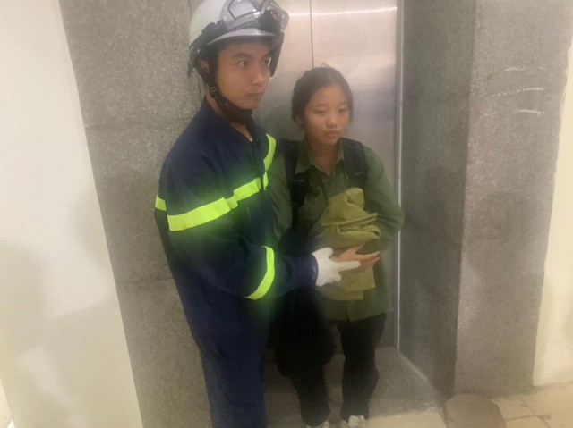 14 chiến sĩ giải cứu bé gái bị mắc kẹt ở thang máy - Ảnh 3.