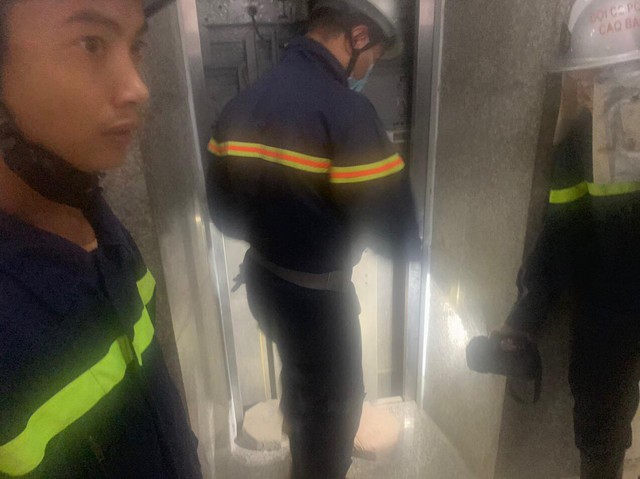 14 chiến sĩ giải cứu bé gái bị mắc kẹt ở thang máy - Ảnh 2.