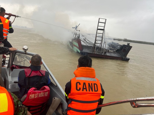 Hiện trường hàng loạt tàu, ca nô du lịch bốc cháy tại Cửa Đại, thiệt hại khoảng 20 tỉ đồng - Ảnh 5.