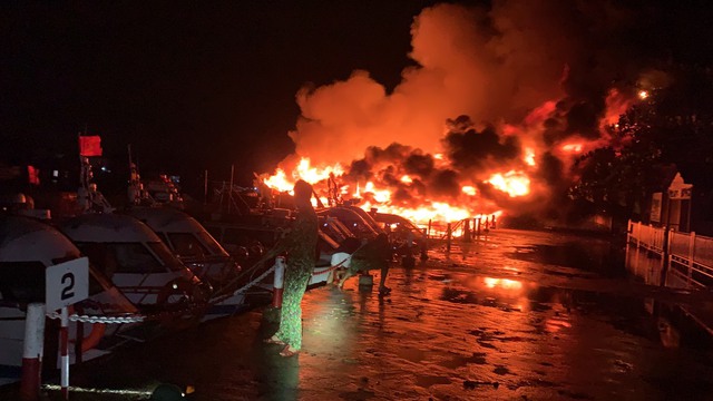 Cháy nhiều tàu gỗ và cano du lịch đang neo đậu tại cảng Cửa Đại  - Ảnh 1.