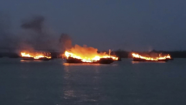Cháy nhiều tàu gỗ và cano du lịch đang neo đậu tại cảng Cửa Đại  - Ảnh 2.