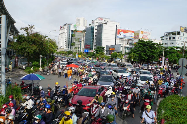 TP.HCM: Phương án cấm lưu thông dưới chân cầu vượt Nguyễn Hữu Cảnh để sửa chửa trong 45 ngày - Ảnh 1.