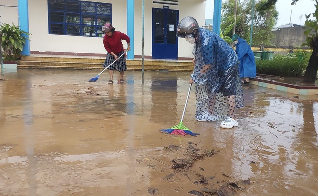 Nhiều trường ở Đà Nẵng cho học sinh nghỉ học vì ngập nước - Ảnh 1.