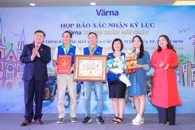 Xác lập kỷ lục số lượng người trung và cao niên tham gia hành trình bằng xe máy đi qua các biểu tượng TP.HCM đông nhất Việt Nam - Ảnh 2. Xác lập kỷ lục số lượng người trung và cao niên tham gia hành trình bằng xe máy đi qua các biểu tượng TP.HCM đông nhất Việt Nam - Ảnh 2.