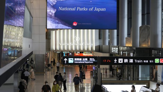 Nhật Bản mở cửa đón khách: Triển vọng phục hồi đối mặt hàng loạt khó khăn - Ảnh 1.
