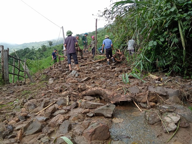 Con đường độc đạo bị lũ cuốn phăng, hàng trăm người cùng nhau ra làm đường để đi - Ảnh 4.