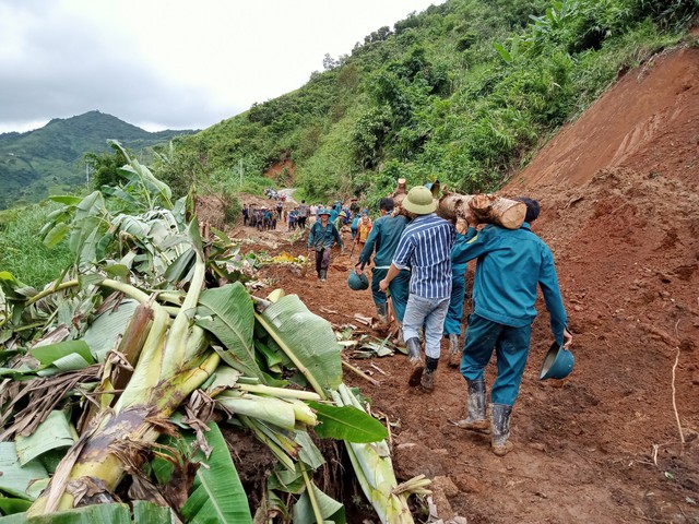 Con đường độc đạo bị lũ cuốn phăng, hàng trăm người cùng nhau ra làm đường để đi - Ảnh 6.