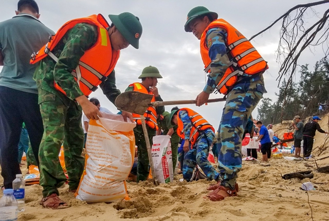 Hàng trăm người cùng gia cố bờ kè biển sạt lở - Ảnh 7.