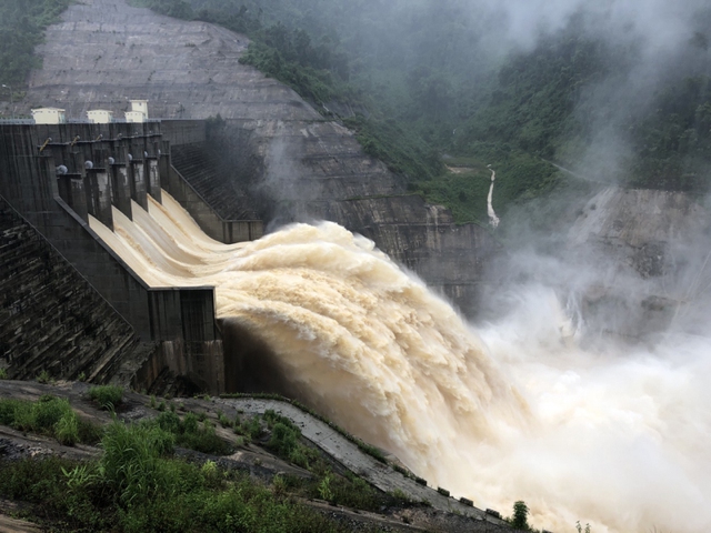 Dự báo sắp có mưa lớn, Quảng Nam yêu cầu chủ các thủy điện hạ dần mực nước hồ chứa  - Ảnh 1.