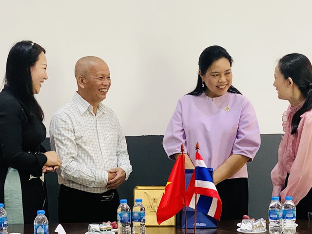 Tổng Lãnh sự quán Vương quốc Thái Lan thăm và làm việc với Khu triển lãm tranh của họa sĩ Bùi Văn Ngọ - Ảnh 1.