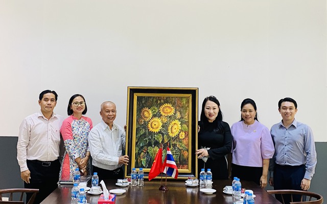 Tổng Lãnh sự quán Vương quốc Thái Lan thăm và làm việc với Khu triển lãm tranh của họa sĩ Bùi Văn Ngọ - Ảnh 5.