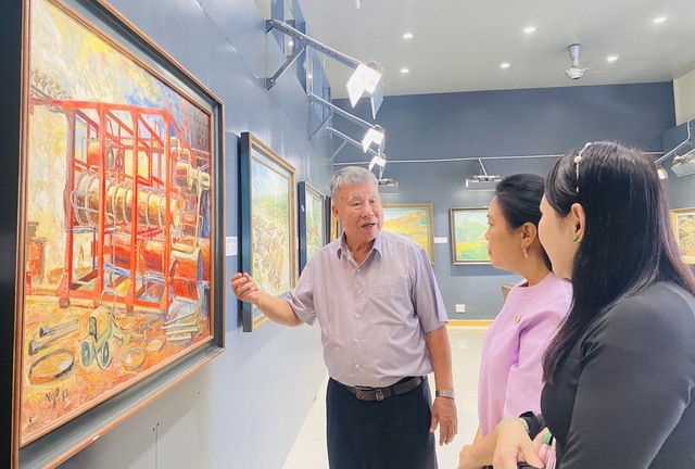 Tổng Lãnh sự quán Vương quốc Thái Lan thăm và làm việc với Khu triển lãm tranh của họa sĩ Bùi Văn Ngọ - Ảnh 4.