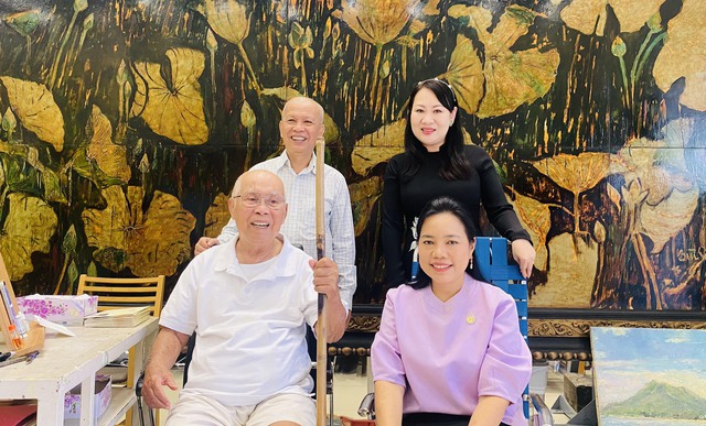 Tổng Lãnh sự quán Vương quốc Thái Lan thăm và làm việc với Khu triển lãm tranh của họa sĩ Bùi Văn Ngọ - Ảnh 3.