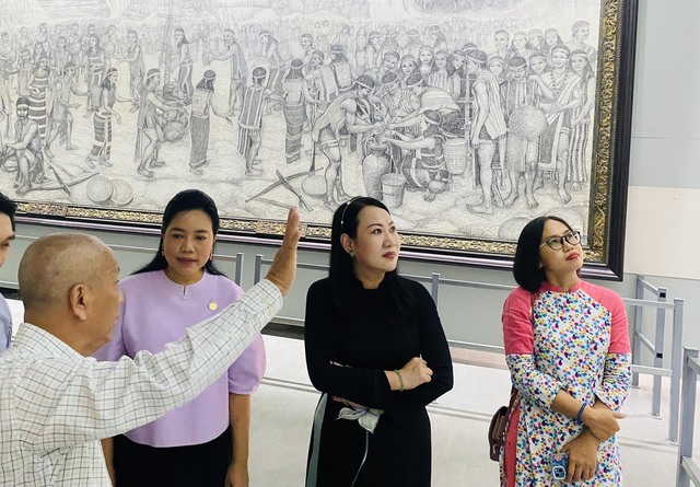Tổng Lãnh sự quán Vương quốc Thái Lan thăm và làm việc với Khu triển lãm tranh của họa sĩ Bùi Văn Ngọ - Ảnh 2.
