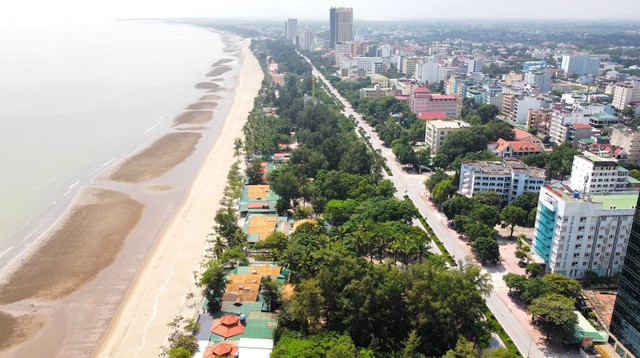 Tháo dỡ hàng trăm ki-ot, trả lại bãi biển &quot;đẹp nhất Bắc Trung Bộ&quot; cho người dân - Ảnh 2.