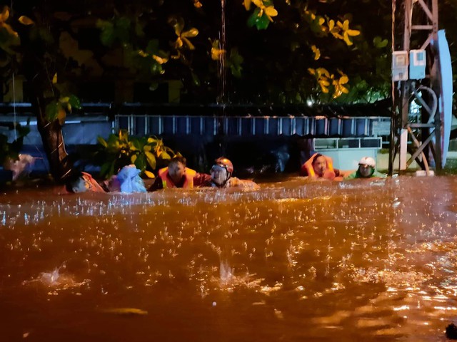 Người dân Đà Nẵng hối hả kê đồ chạy lụt trong đêm, công an cứu hộ người dân bị mắc kẹt - Ảnh 14.
