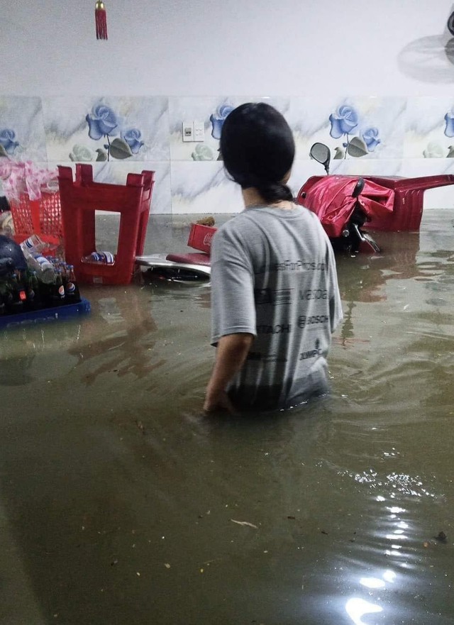Người dân Đà Nẵng hối hả kê đồ chạy lụt trong đêm, công an cứu hộ người dân bị mắc kẹt - Ảnh 10.
