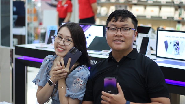 Khách Việt xếp hàng từ giữa khuya để nhận iPhone 14 trong ngày mở bán đầu tiên, bản Pro Max được ưa chuộng - Ảnh 11.