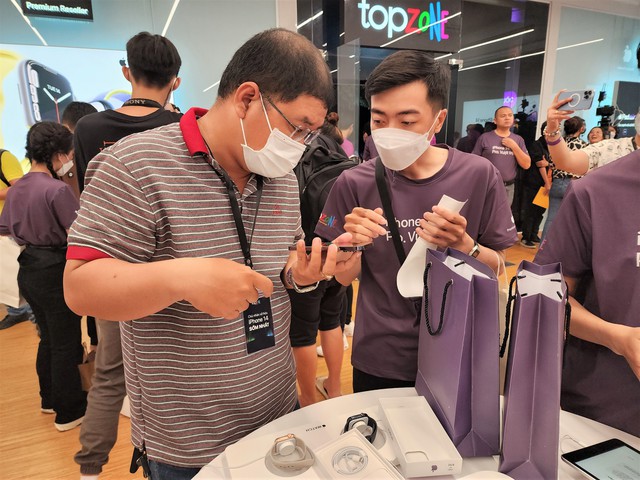 Khách Việt xếp hàng từ giữa khuya để nhận iPhone 14 trong ngày mở bán đầu tiên, bản Pro Max được ưa chuộng - Ảnh 6.