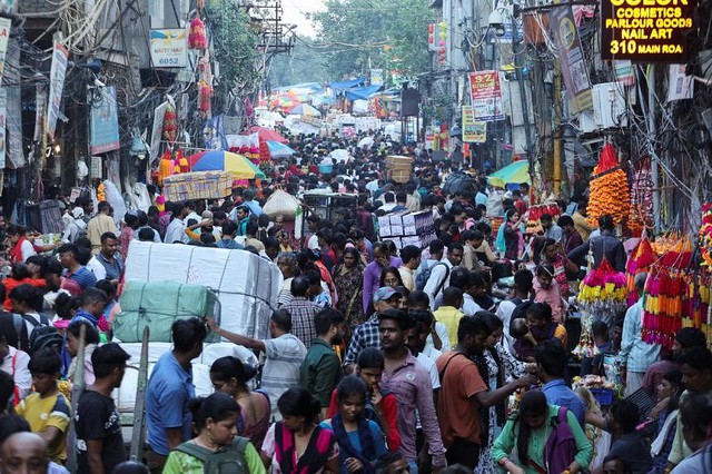 Ấn Độ tưng bừng mua sắm cho mùa lễ hội bất chấp lạm phát và suy thoái - Ảnh 1.