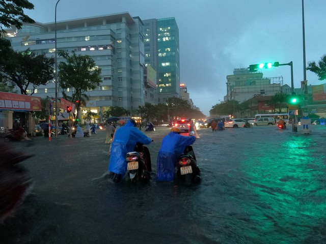 Lần đầu chứng kiến Đà Nẵng “mưa khủng khiếp” như thế - Ảnh 6.