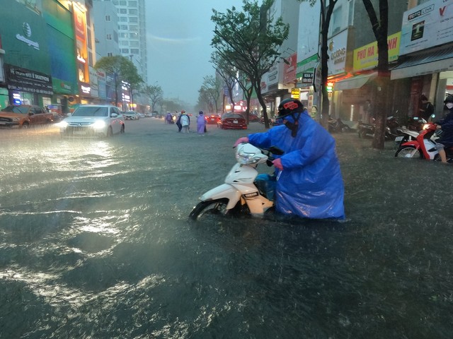 Lần đầu chứng kiến Đà Nẵng “mưa khủng khiếp” như thế - Ảnh 1.