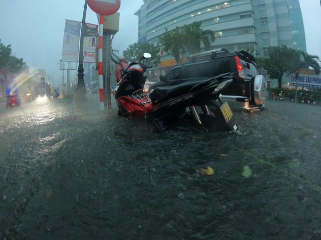 Lần đầu chứng kiến Đà Nẵng “mưa khủng khiếp” như thế - Ảnh 2.