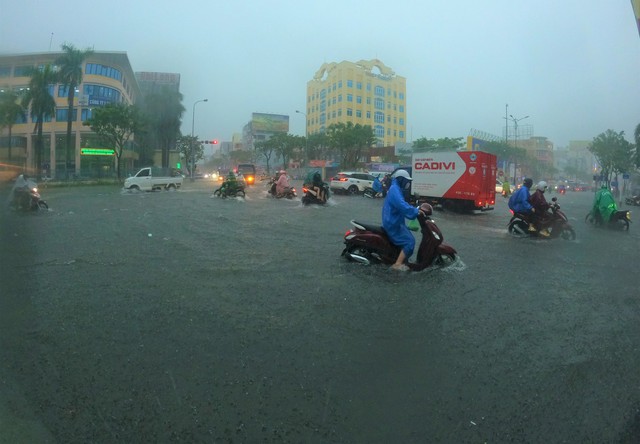 Lần đầu chứng kiến Đà Nẵng “mưa khủng khiếp” như thế - Ảnh 7.