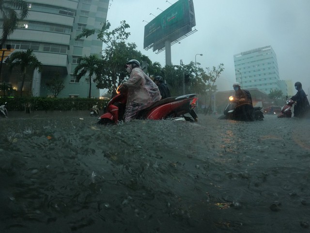 Lần đầu chứng kiến Đà Nẵng “mưa khủng khiếp” như thế - Ảnh 8.