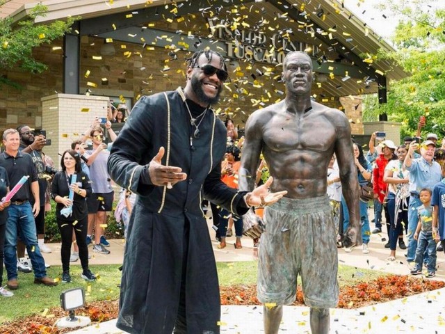 Deontay Wilder và câu chuyện trở lại võ đài nhờ một bức tượng - Ảnh 1.