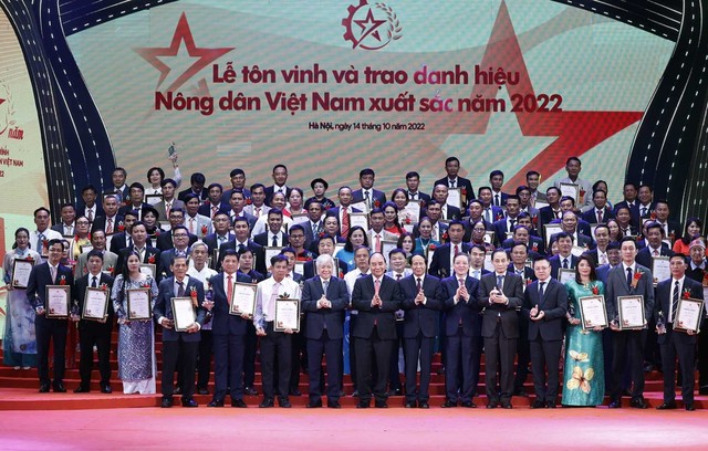 Chủ tịch nước dự Lễ tôn vinh và trao Danh hiệu Nông dân Việt Nam xuất sắc năm 2022 - Ảnh 2.