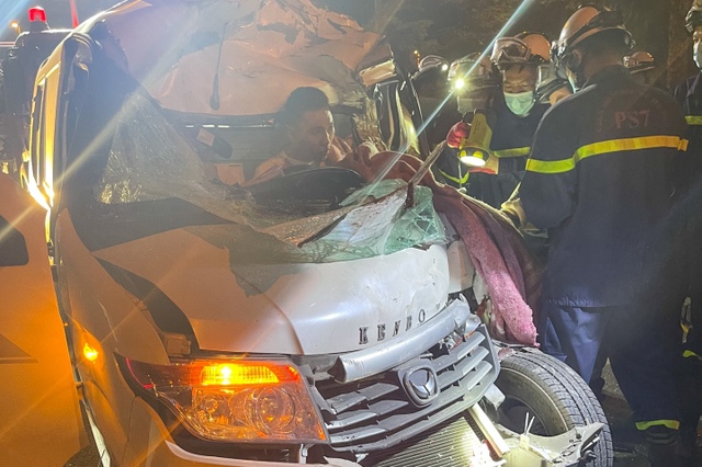Hà Nội: Cảnh sát cắt cabin, cứu nam thanh niên mắc kẹt trong ô tô bẹp dúm - Ảnh 1.